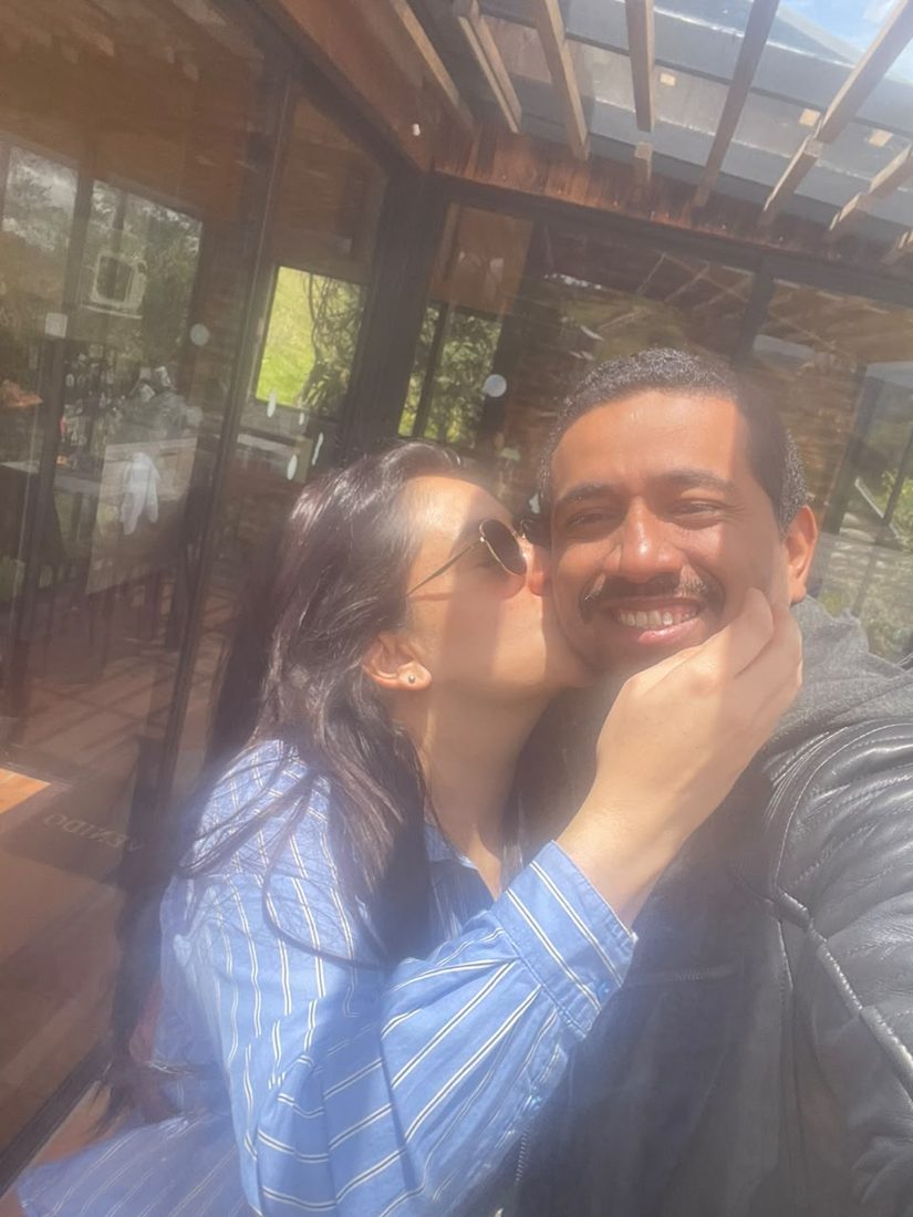 Mi reina dándome un beso en la mejilla